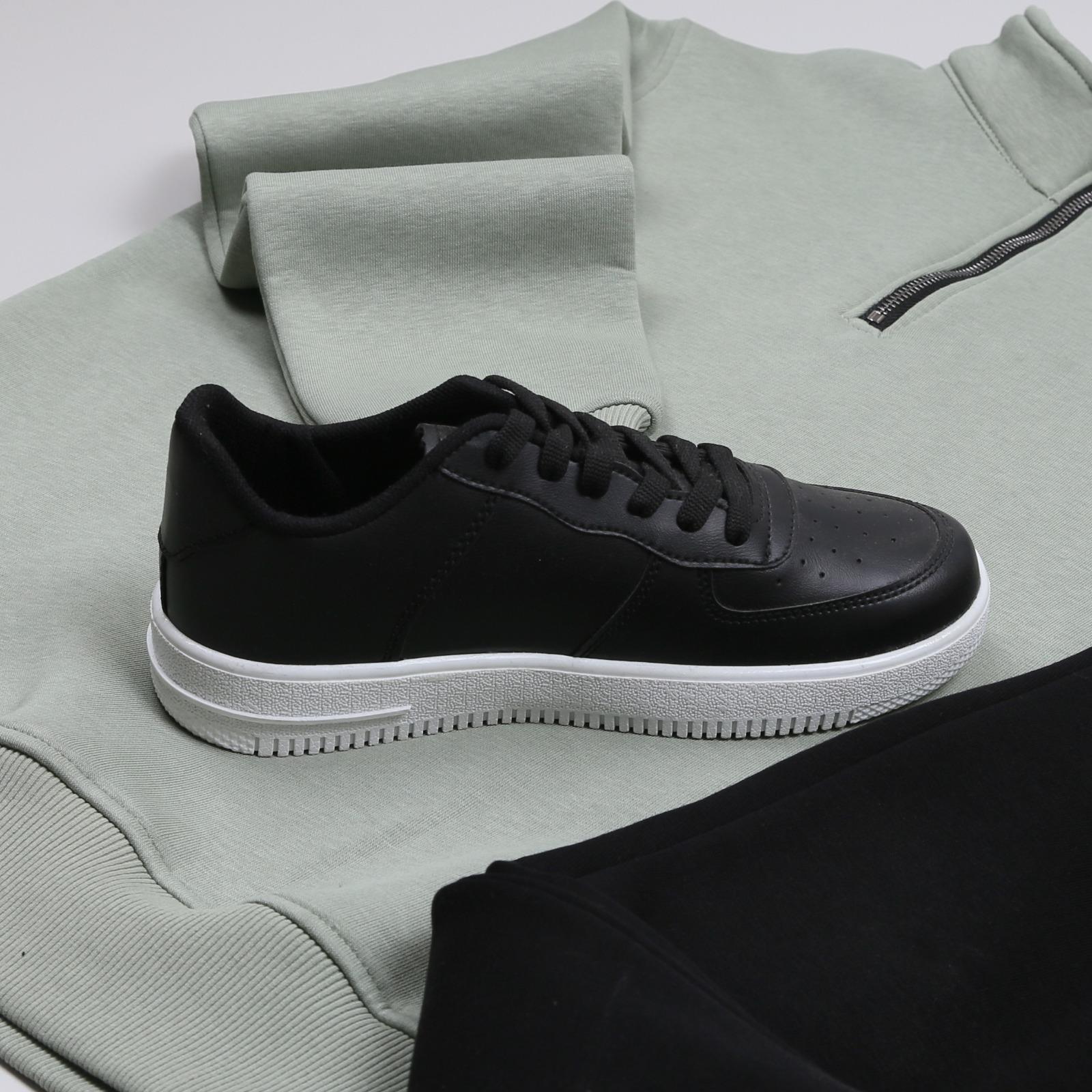 Su Yeşili Sweatshirt Siyah eşofman Ayakkabı  Kombini