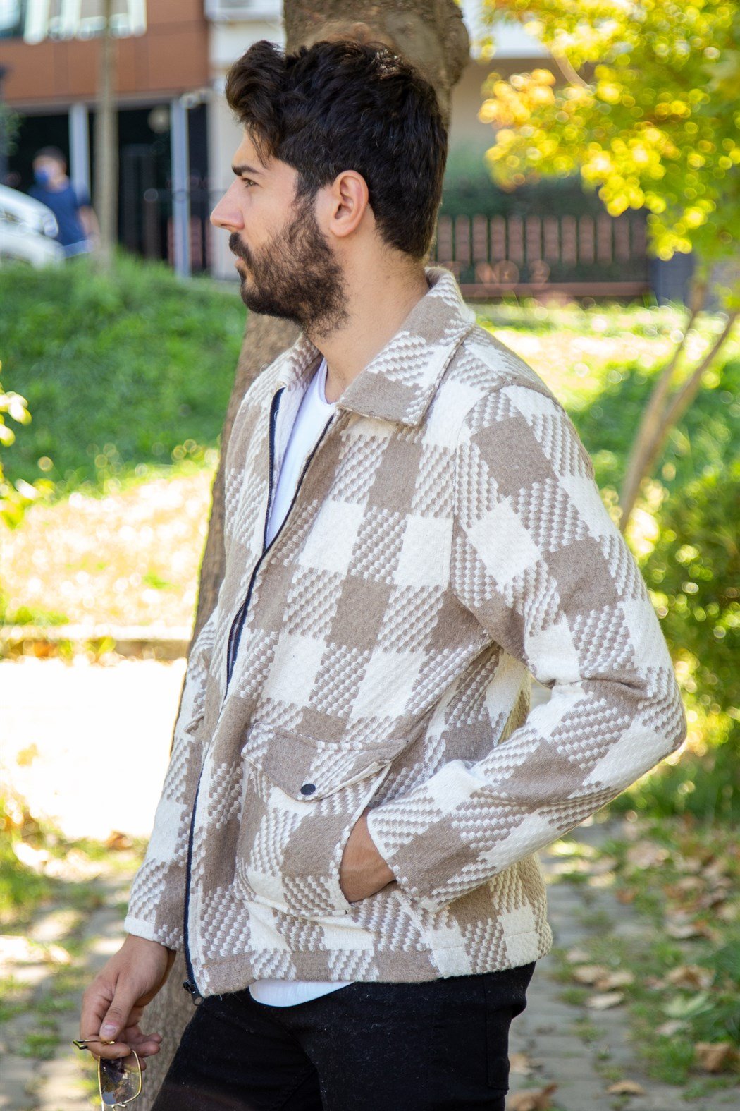 Sütlü kahve beyaz ekoseli fermuarlı kaşe mont