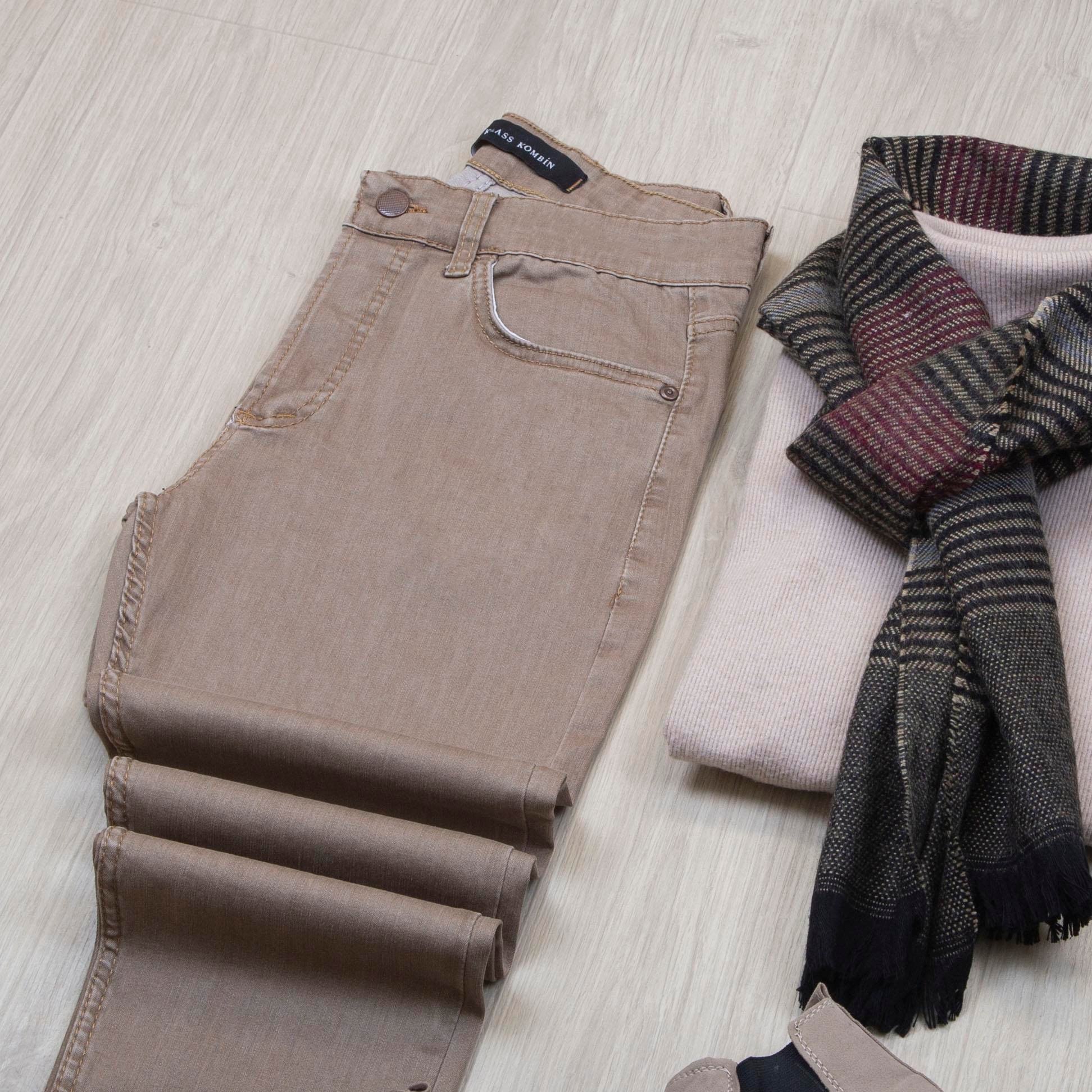 Sütlü Kahve Ekose Blazer Ceket Boğazlı Body Pantolon Bot Kombin