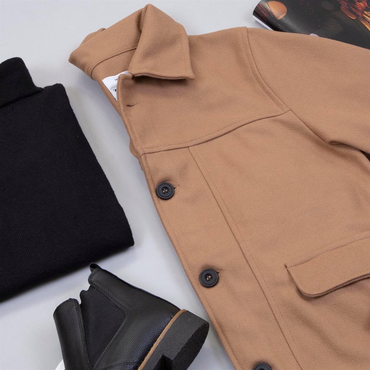 Sütlü Kahve Kaşe Ceket Boğazlı Kazak Pantolon Ayakkabı Kombin