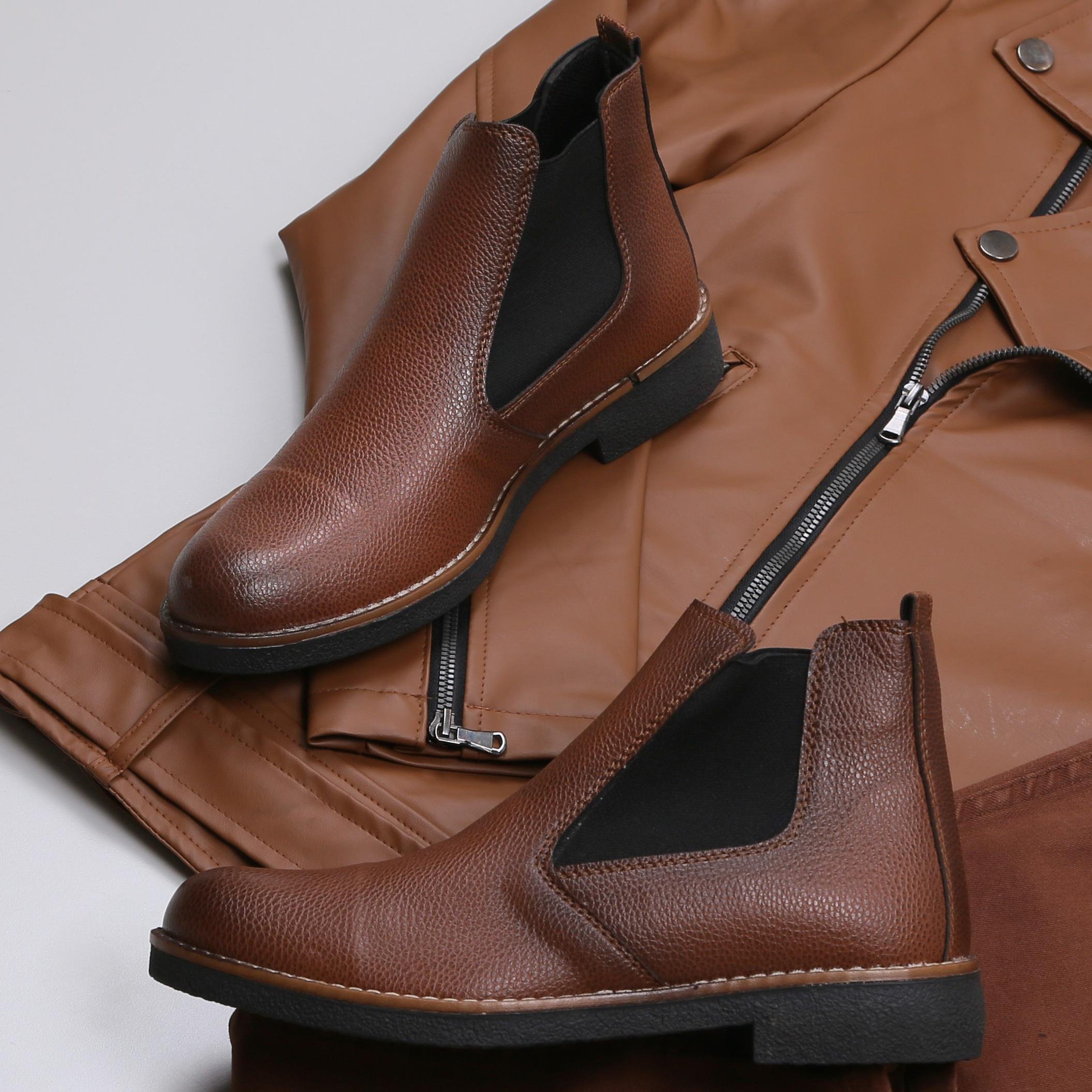 Taba Çapraz Deri Kapşonlu Ceket Kazak Pantolon Bot Kombin