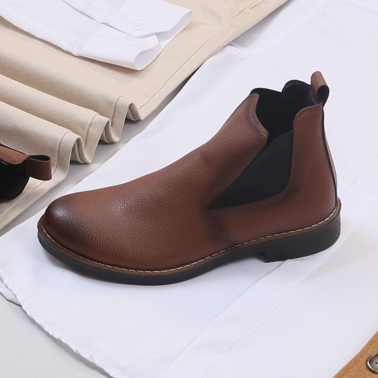 Taba Kaşe Kaban Gömlek Pantolon Bot Kombin