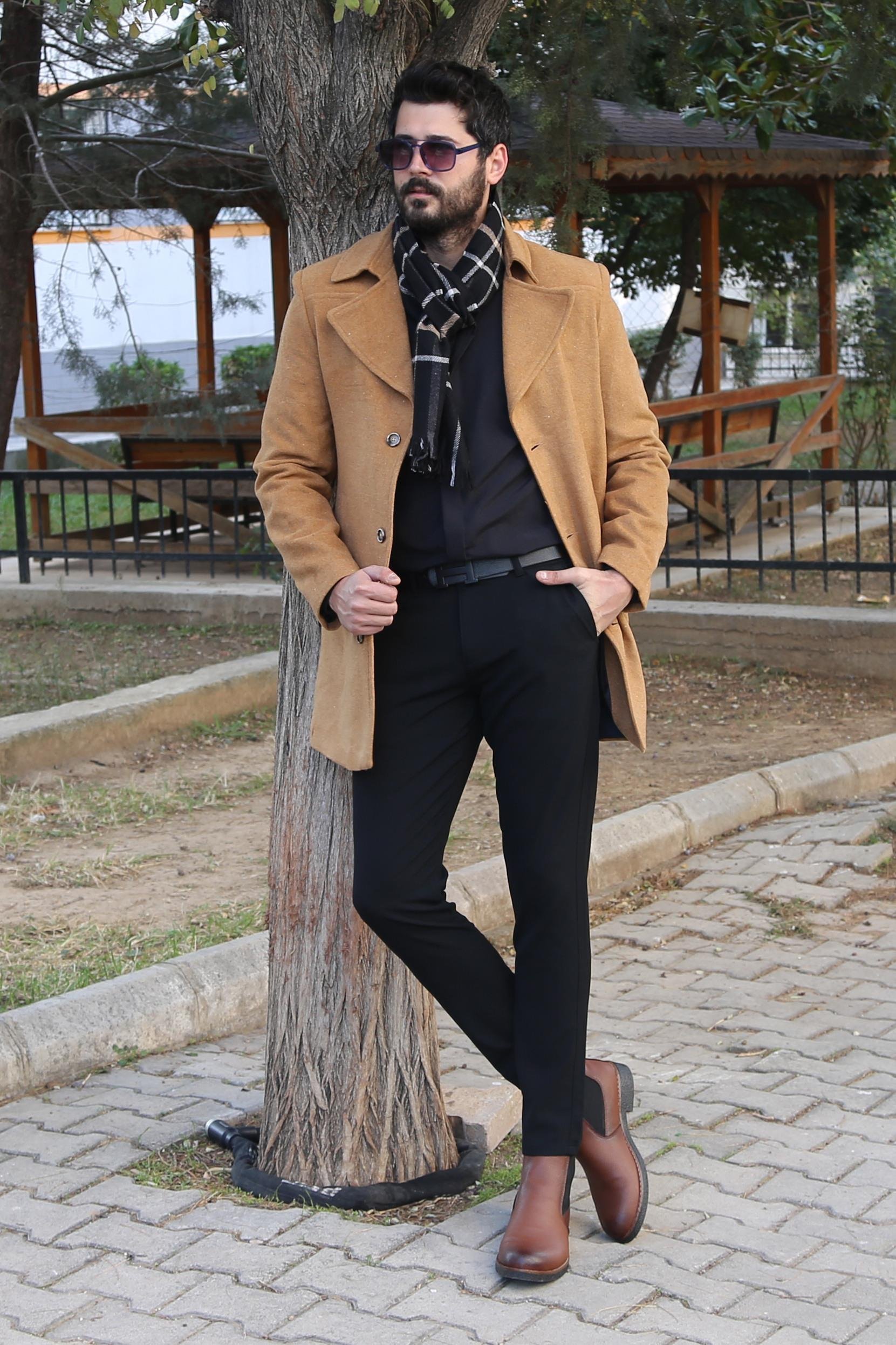 Taba Kaşe Kaban Gömlek Pantolon Bot Kombin