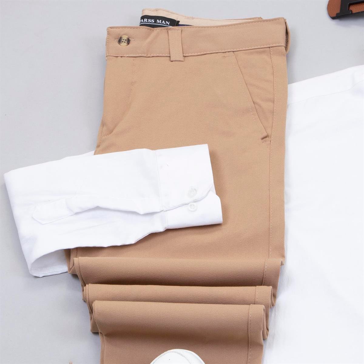 Taba Pantolon Beyaz Gömlek Ayakkabı Kombin