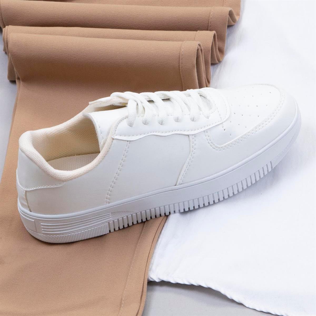 Taba Pantolon Beyaz Gömlek Ayakkabı Kombin