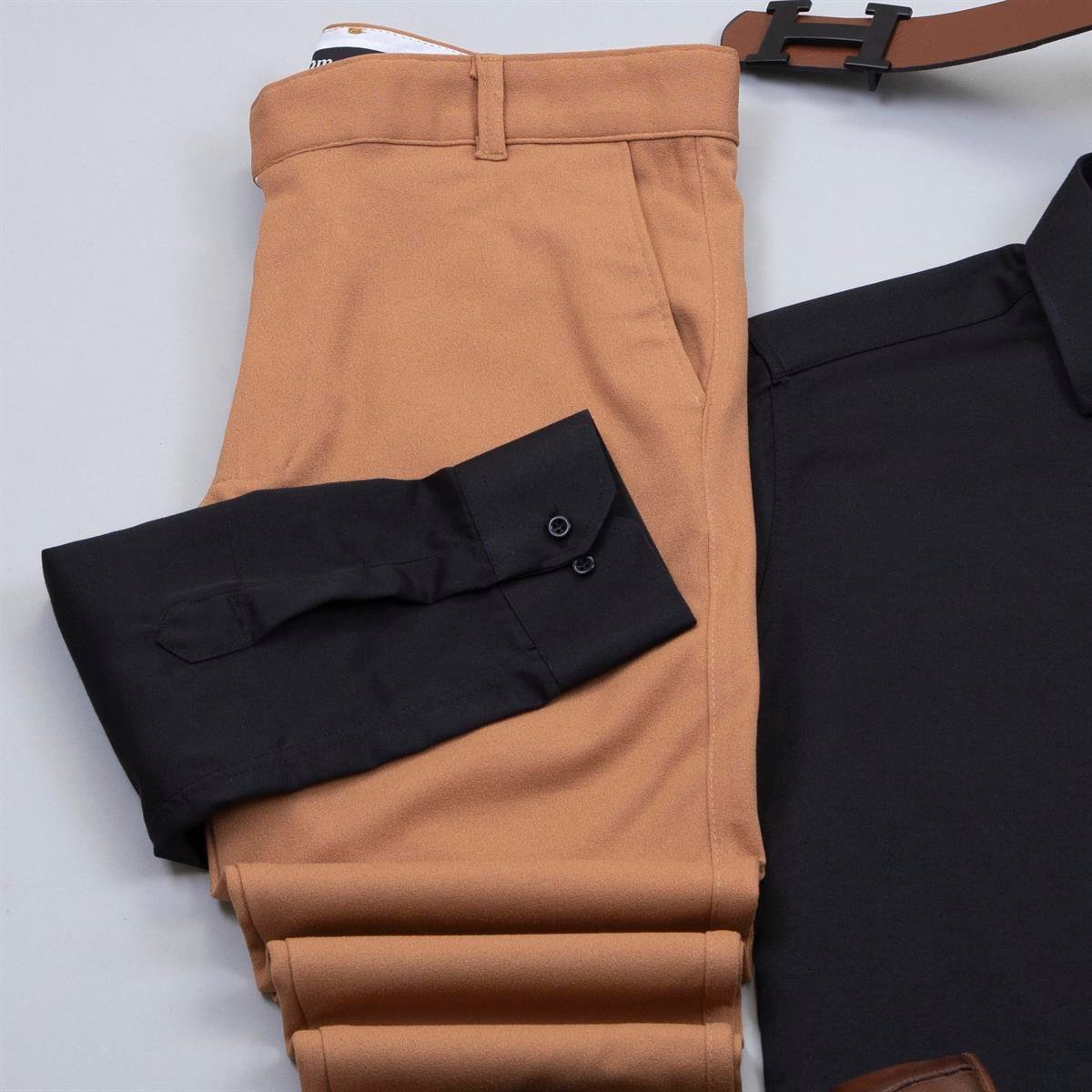 Taba Pantolon Siyah Gömlek Ayakkabı Kombin