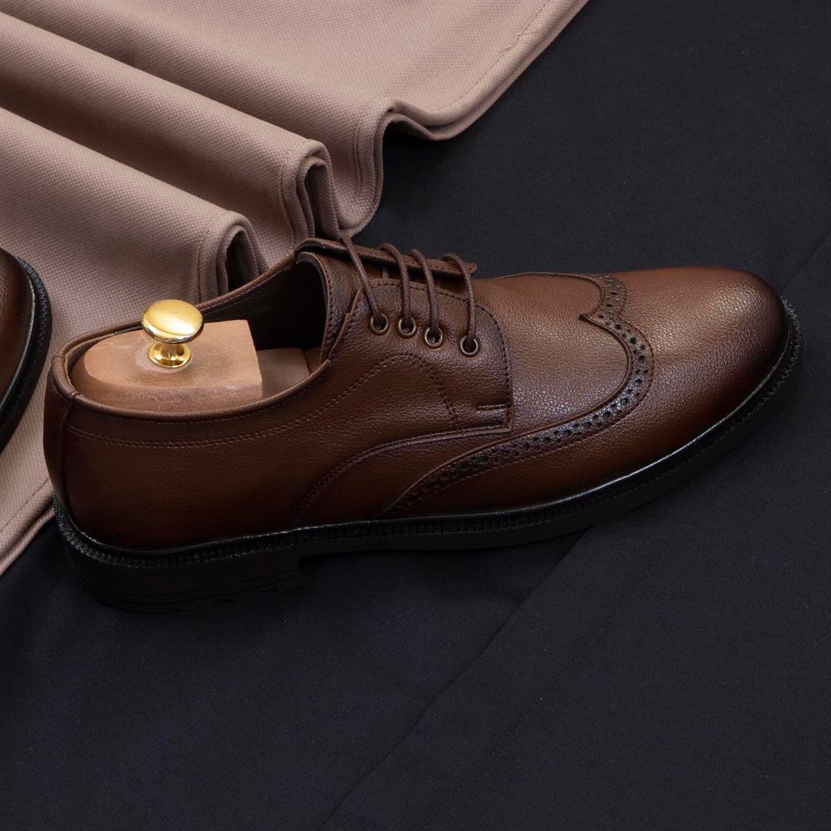 Taba Pantolon Siyah Gömlek Ayakkabı Kombin