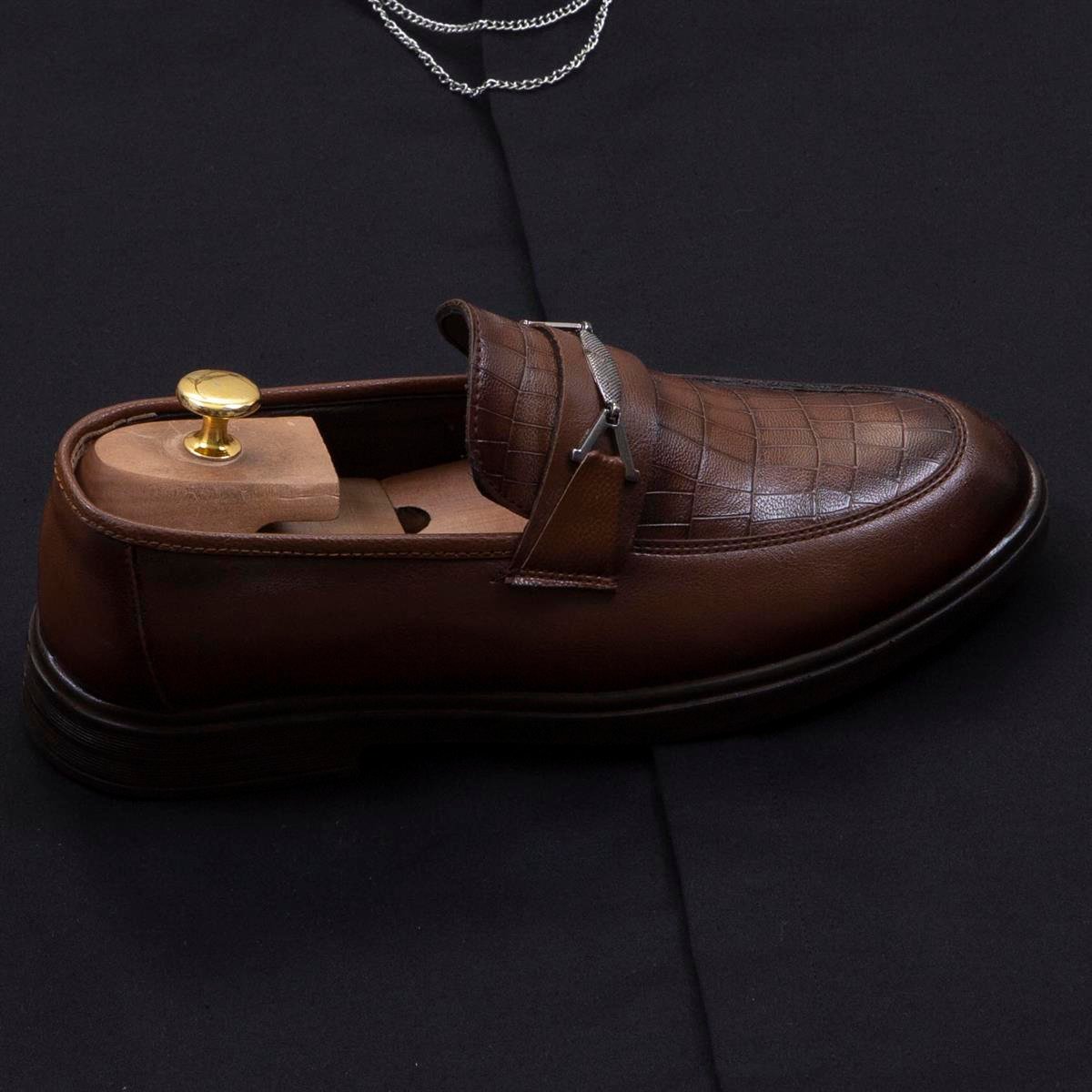 Taba Pantolon Siyah Gömlek Ayakkabı Kombin