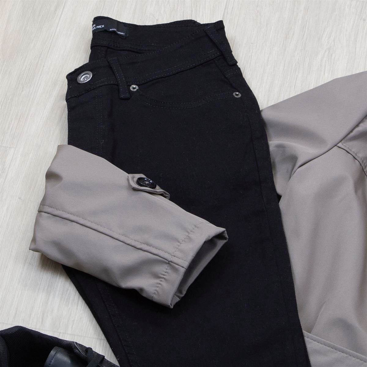 Taş Trençkot Tişört Pantolon Ayakkabı Kombin