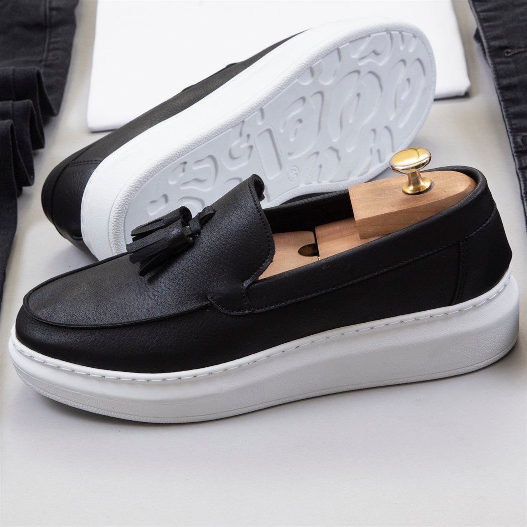 Taşlanmış Siyah Kot Ceket Tişört Pantolon Ayakkabı Kombin