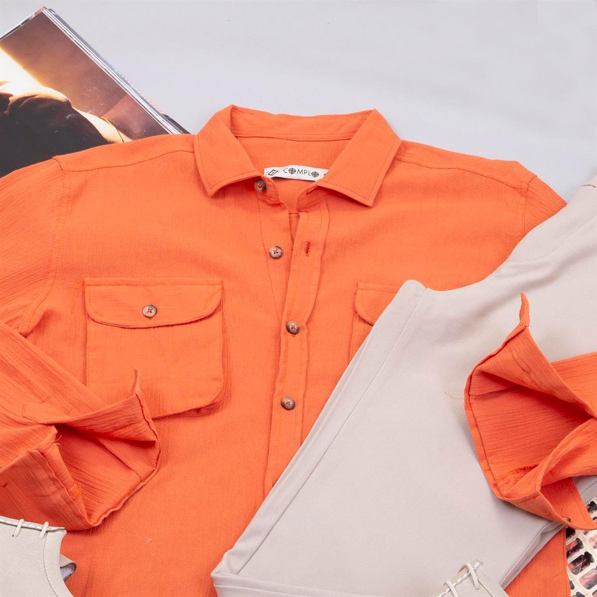 Turuncu Spor Gömlek Pantolon Ayakkabı Kombin