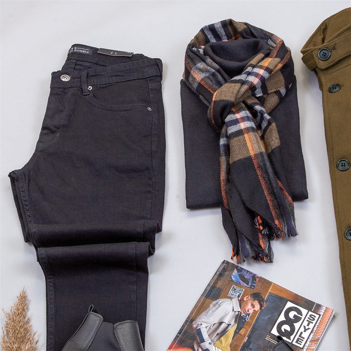 Uzun Düğmeli Kaşe Kaban Boğazlı Kazak Pantolon Bot Kombin