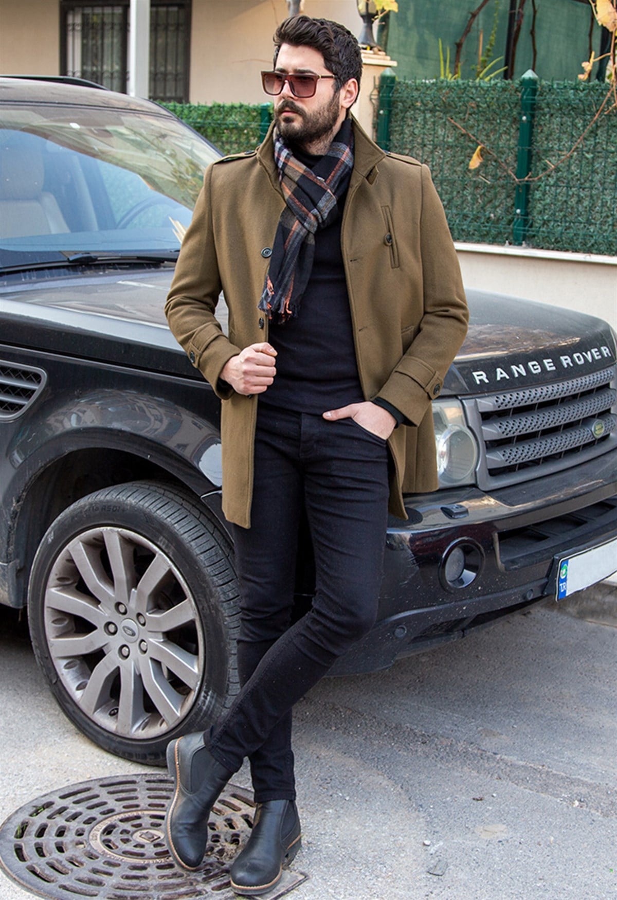 Uzun Düğmeli Kaşe Kaban Boğazlı Kazak Pantolon Bot Kombin