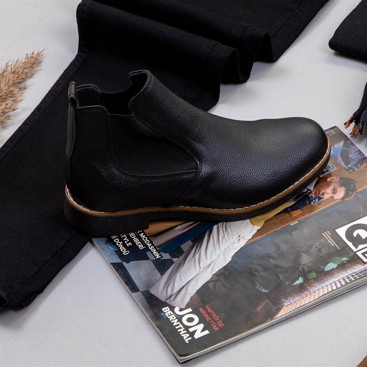 Uzun Düğmeli Kaşe Kaban Boğazlı Kazak Pantolon Bot Kombin