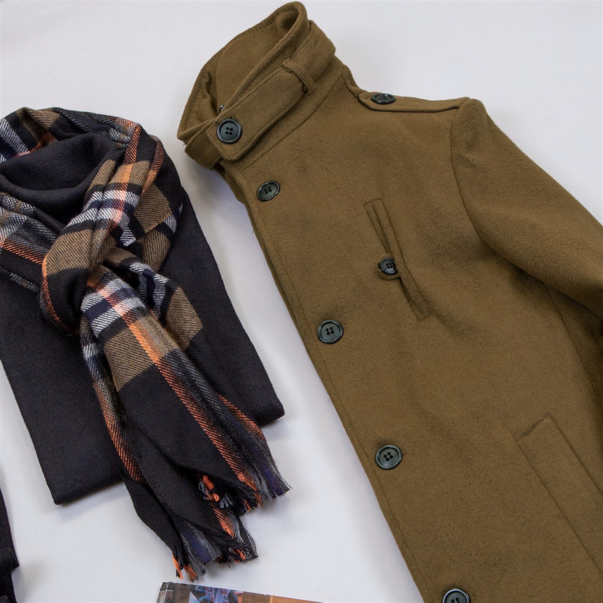 Uzun Düğmeli Kaşe Kaban Boğazlı Kazak Pantolon Bot Kombin