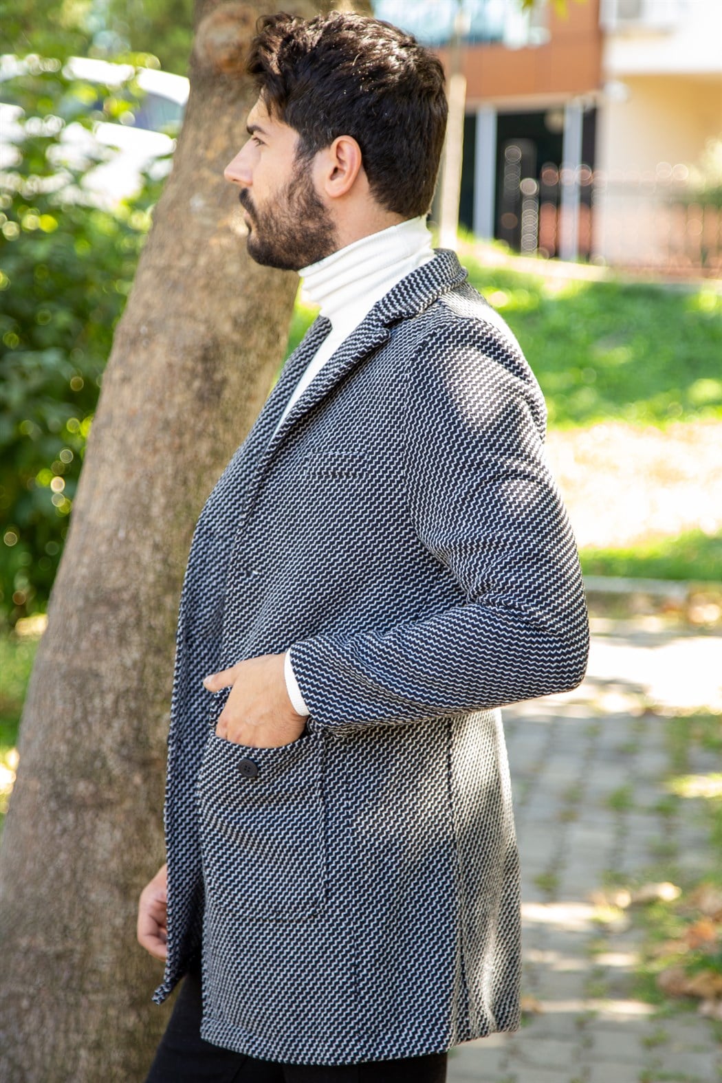 Uzun kaşe beyaz çizgisel desenli füme ceket