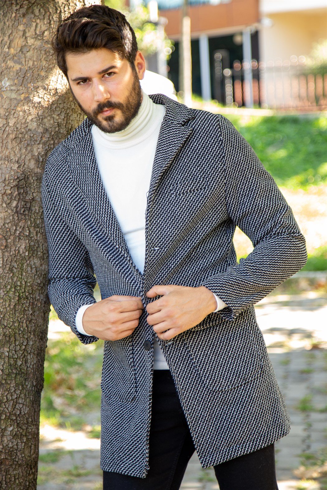 Uzun kaşe beyaz çizgisel desenli füme ceket