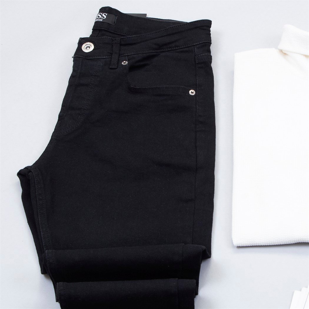 Uzun Siyah Kaşe Kaban Boğazlı Kazak Pantolon Bot Kombin