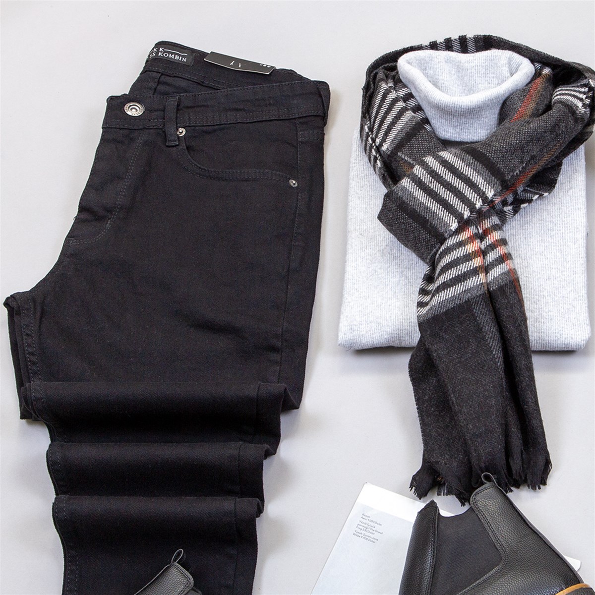 Uzun Siyah Kaşe Kaban Boğazlı Kazak Pantolon Bot Kombin