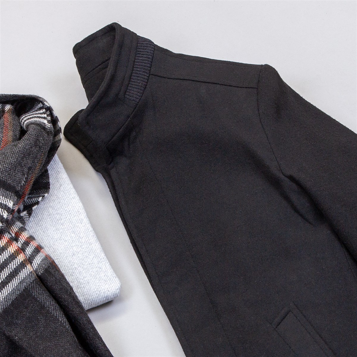 Uzun Siyah Kaşe Kaban Boğazlı Kazak Pantolon Bot Kombin