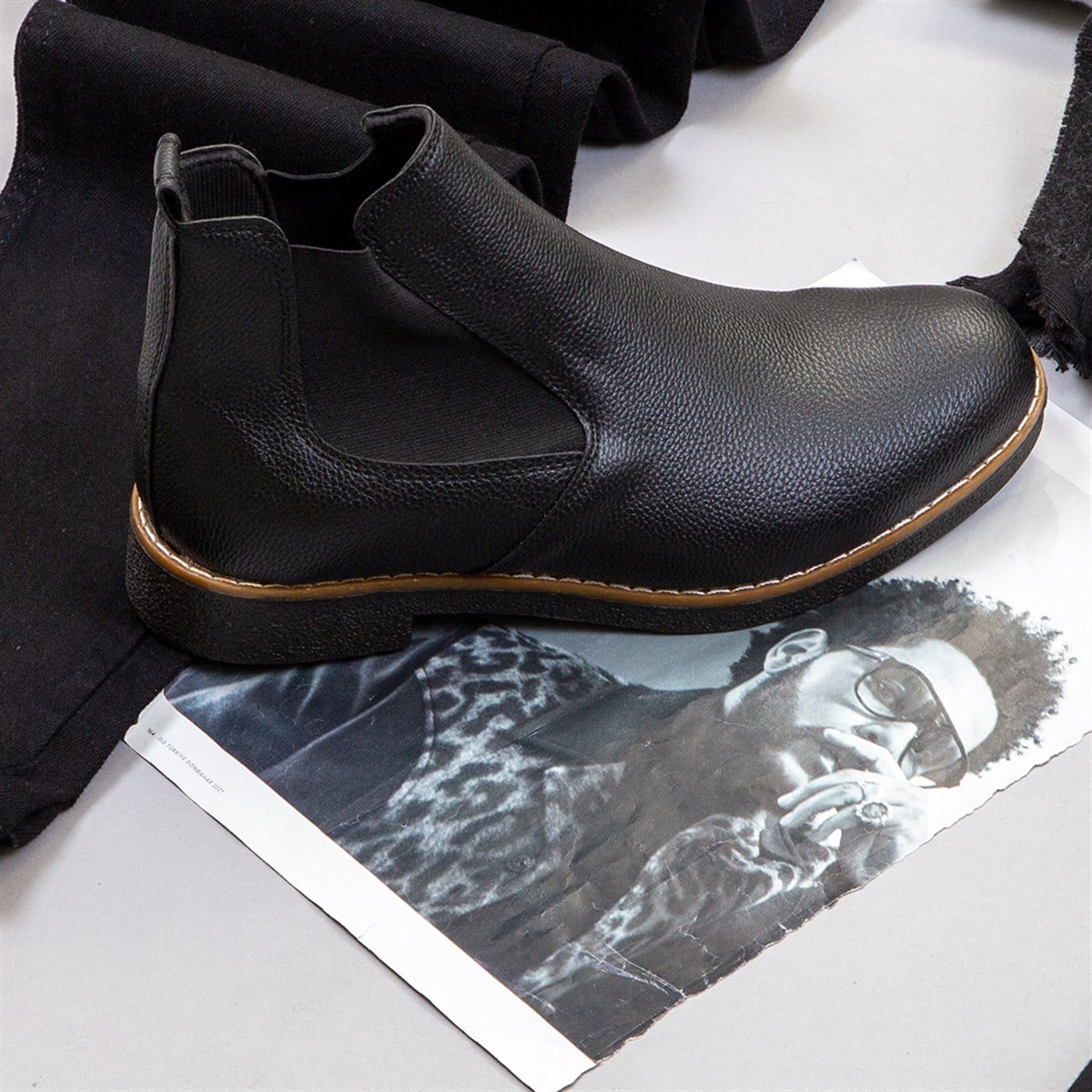 Uzun Siyah Kaşe Kaban Boğazlı Kazak Pantolon Bot Kombin