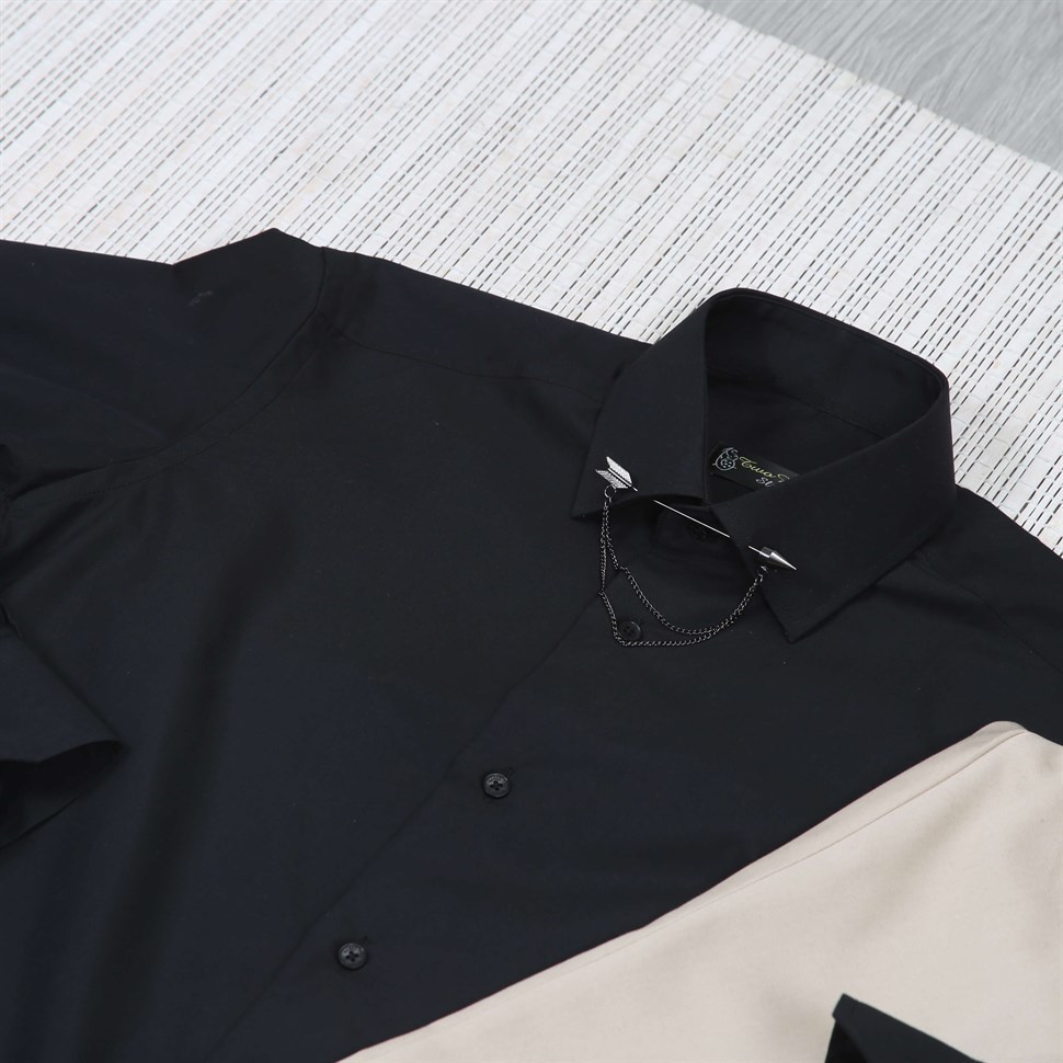 Vizon Pantolon Beyaz Gömlek Yaka Zinciri Kombin