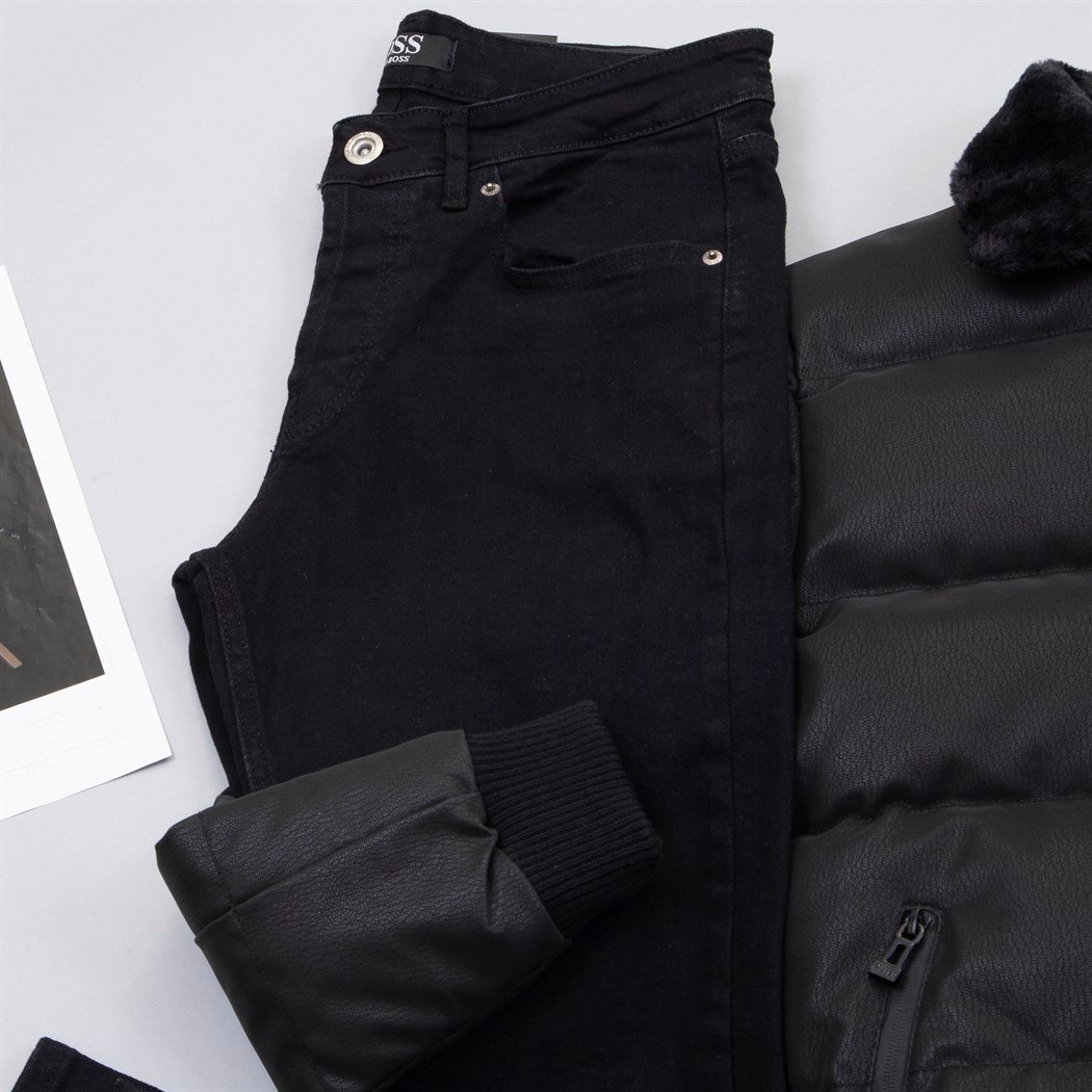 Yakası Kürklü Siyah Şişme Mont Kazak Pantolon Bot Kombin