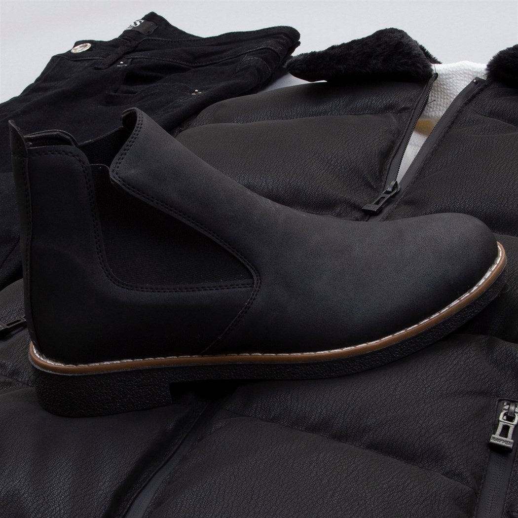 Yakası Kürklü Siyah Şişme Mont Kazak Pantolon Bot Kombin