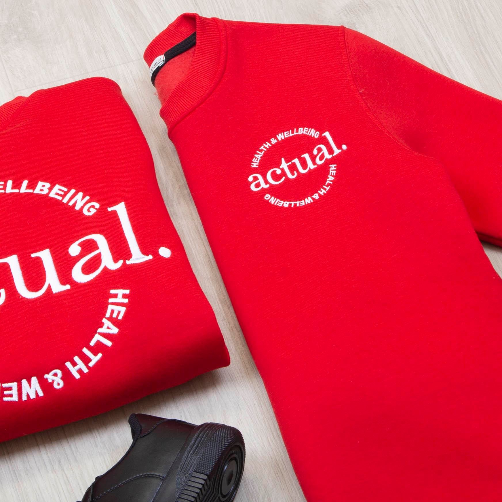 Yazı Detaylı Kırmızı Sweat Pantolon Ayakkabı Kombin