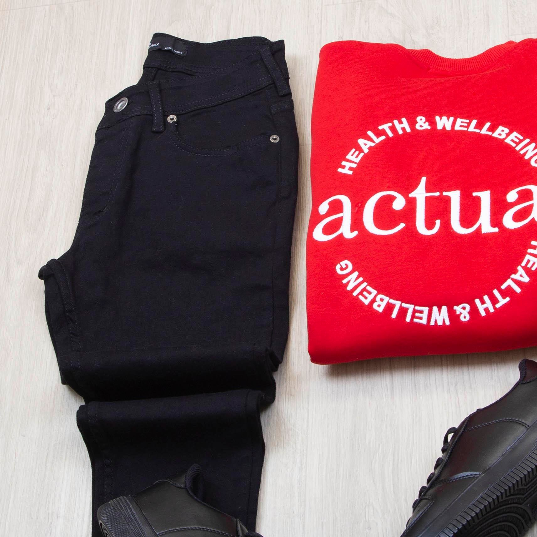 Yazı Detaylı Kırmızı Sweat Pantolon Ayakkabı Kombin