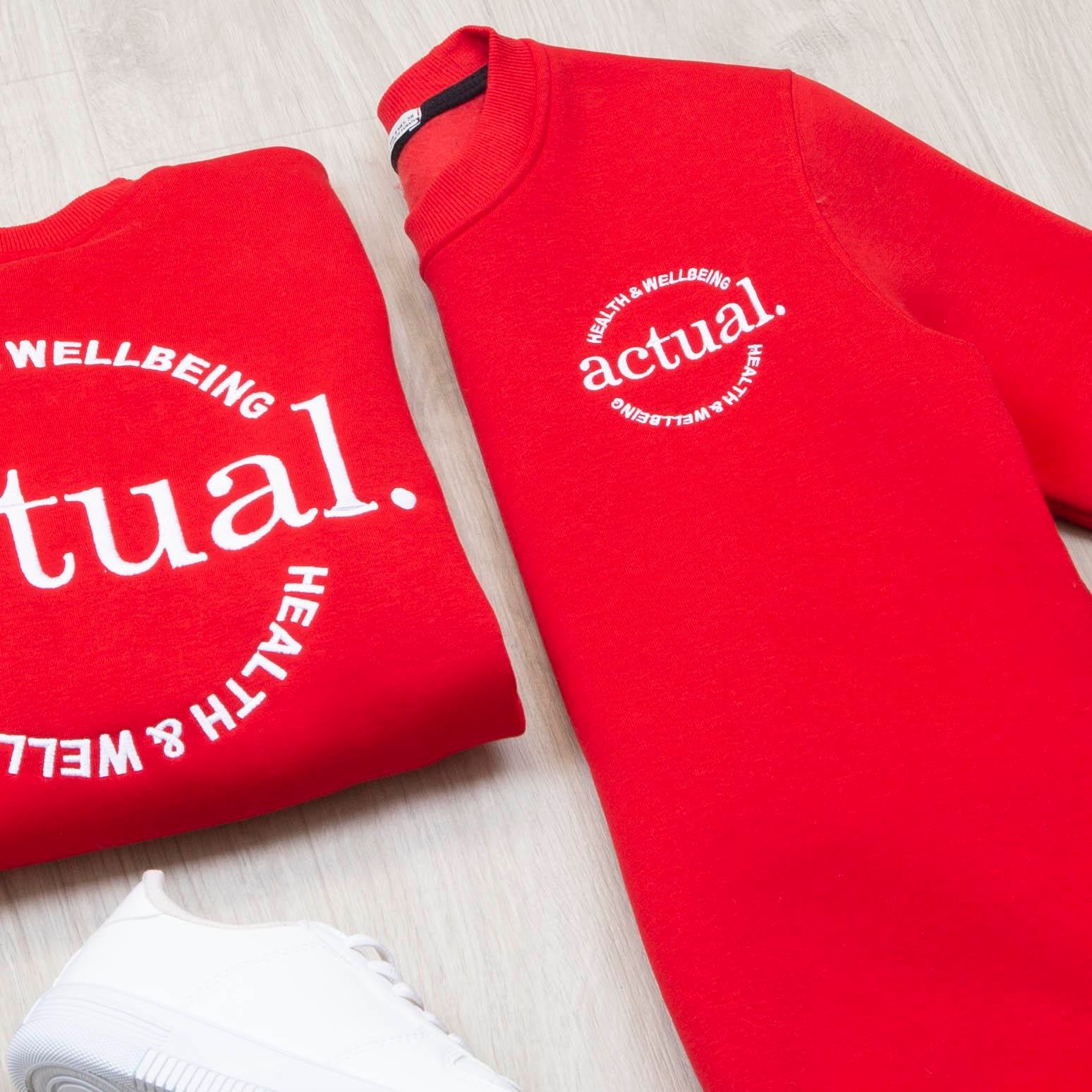 Yazı Detaylı Kırmızı Sweat Pantolon Ayakkabı Kombin