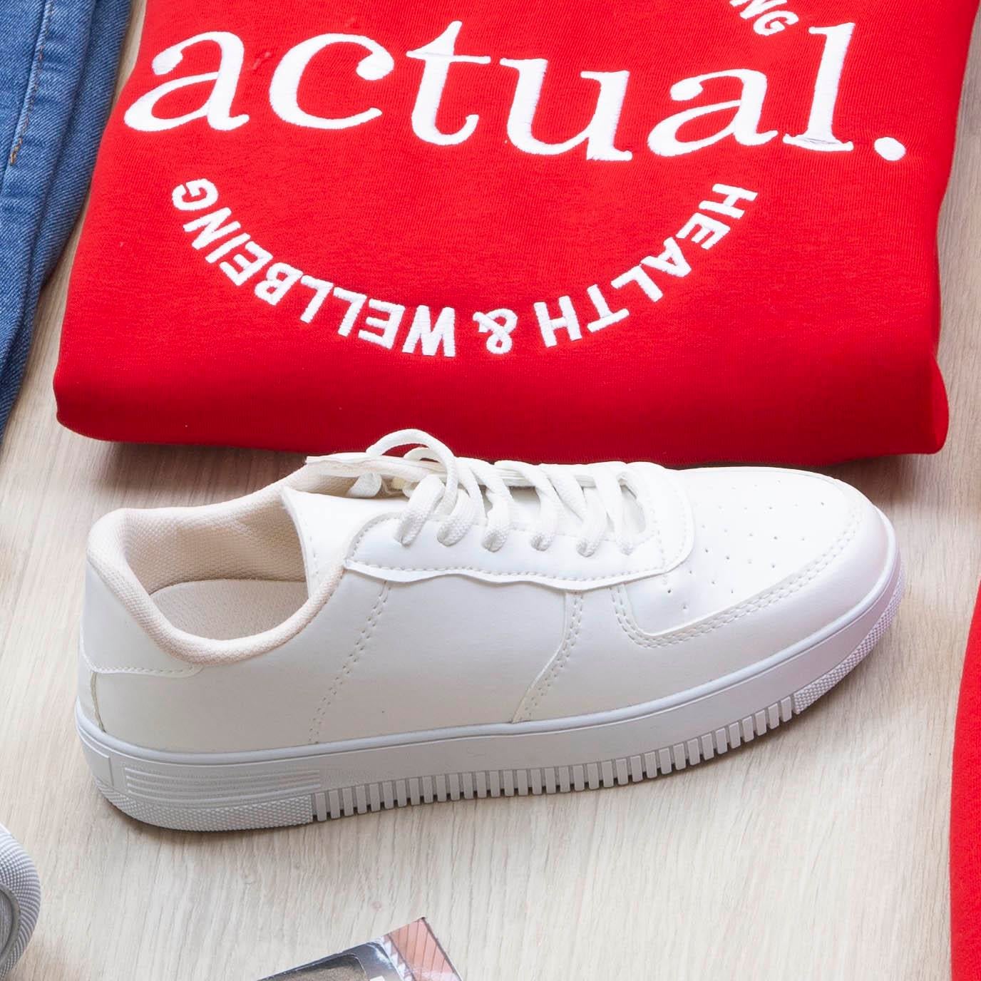 Yazı Detaylı Kırmızı Sweat Pantolon Ayakkabı Kombin