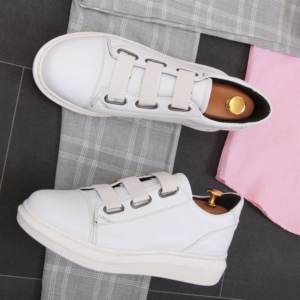 Yeni Sezon Pembe Gömlek Kumaş Pantolon Beyaz Spor Ayakkabı Kombini