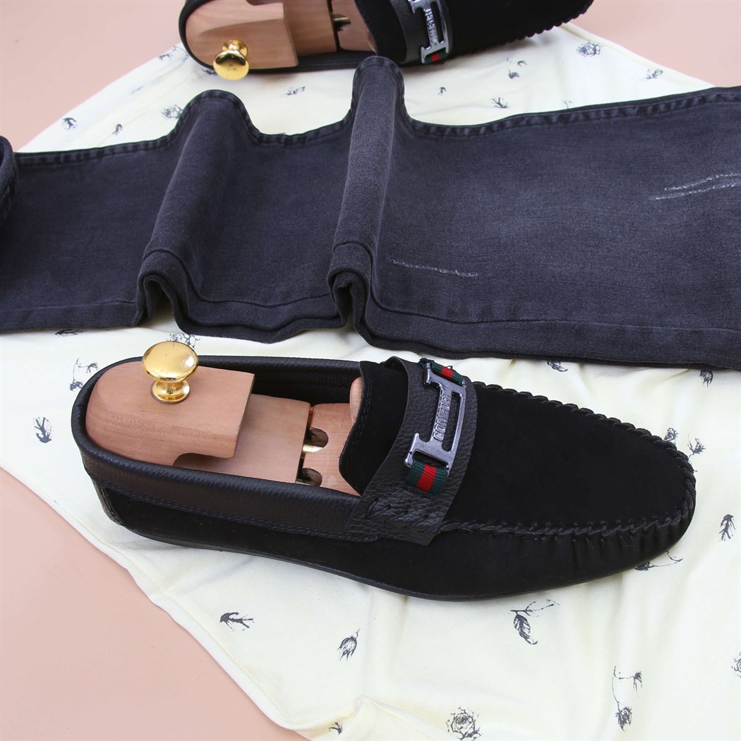 Yeni Sezon T-Shirt Siyah Kot Pantolon Spor Ayakkabı Kombini 