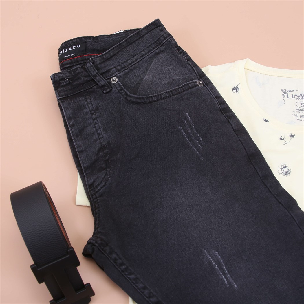 Yeni Sezon T-Shirt Siyah Kot Pantolon Spor Ayakkabı Kombini 