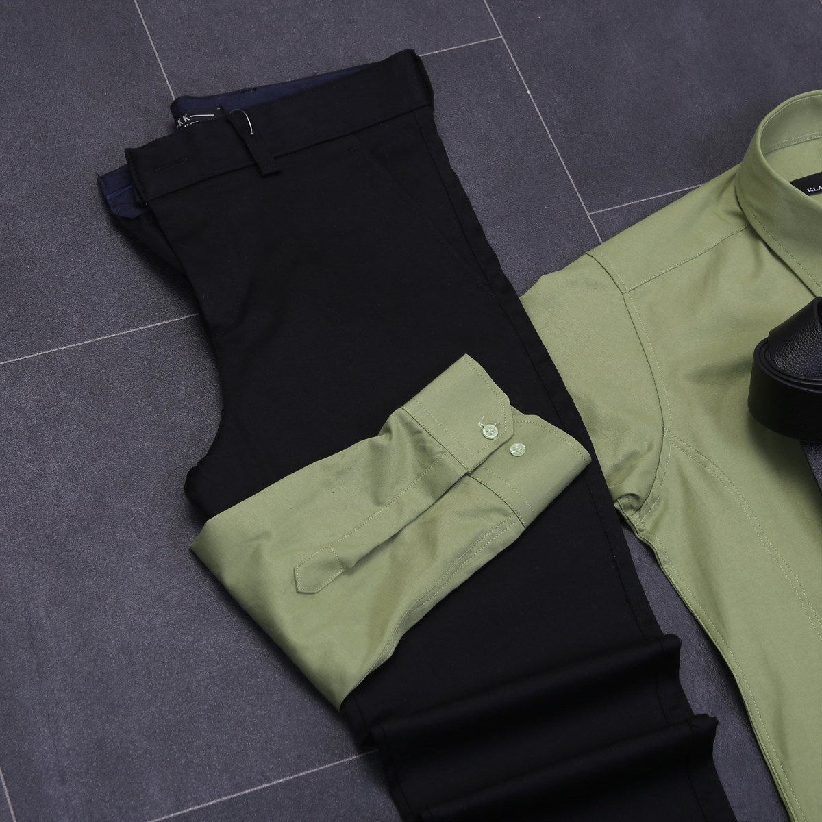 Yeşil  Gömlek Siyah Pantolon Siyah Ayakkabı Kombini