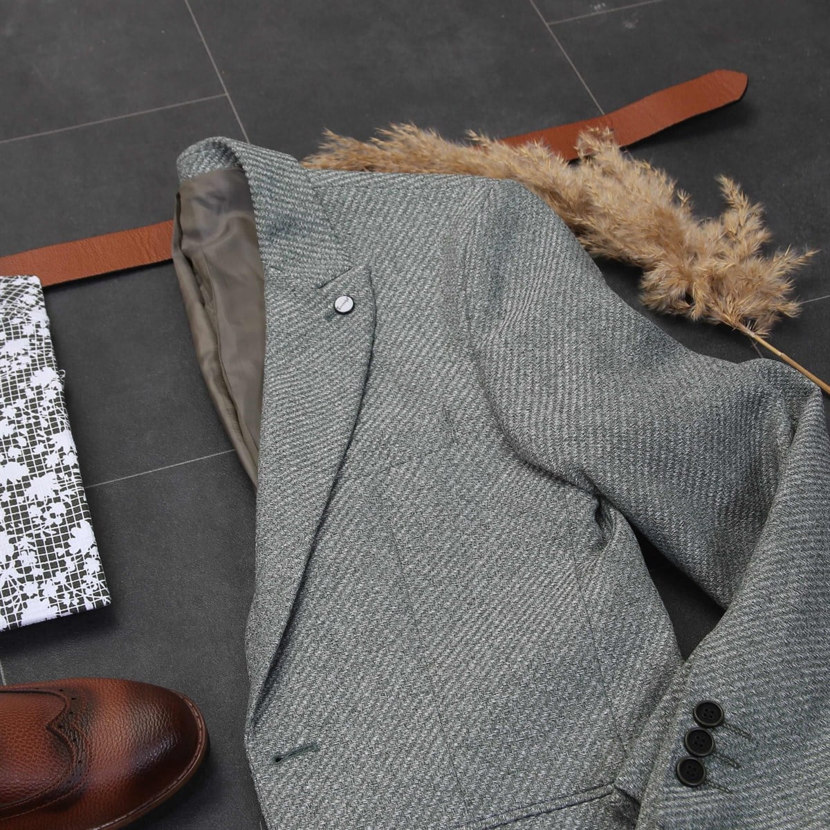 Yeşil Blazer Ceket Kum Pantolon Gömlek Ayakkabı Kombini