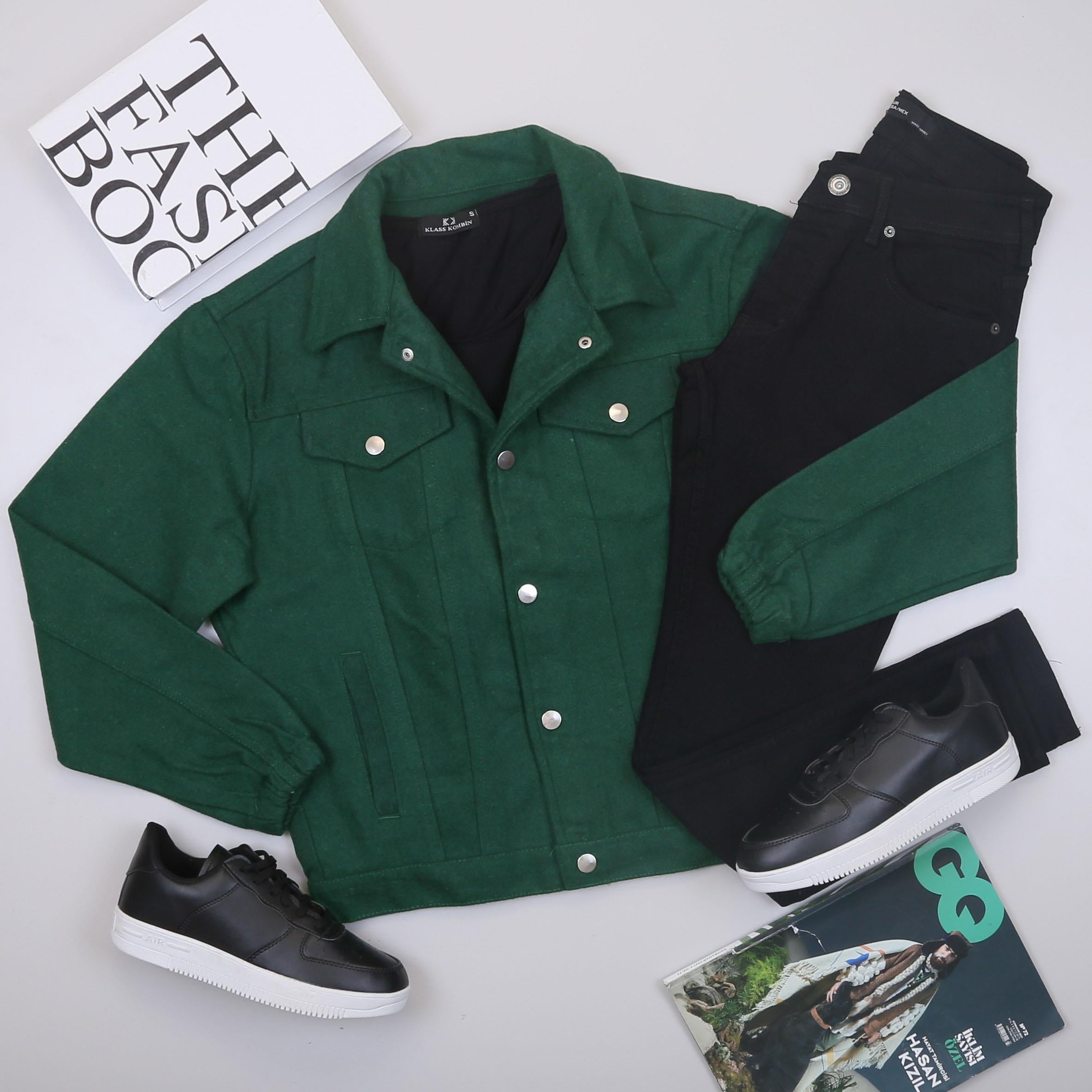 Yeşil Kaşe Ceket Tişört Pantolon Ayakkabı Kombin