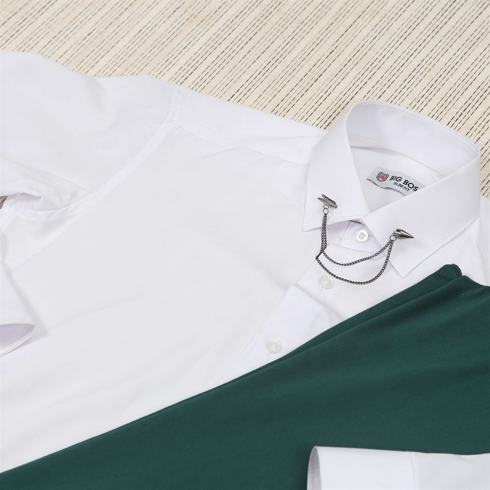 Yeşil Kumaş Beyaz Gömlek Yaka Zinciri Kombin