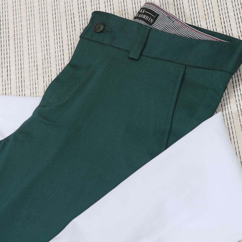 Yeşil Kumaş Beyaz Gömlek Yaka Zinciri Kombin