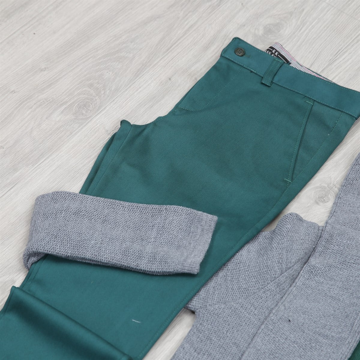 Yeşil Pantolon Yeşil Kazak Gri Hırka Kombini