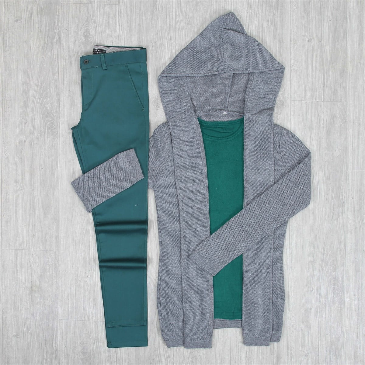 Yeşil Pantolon Yeşil Kazak Gri Hırka Kombini