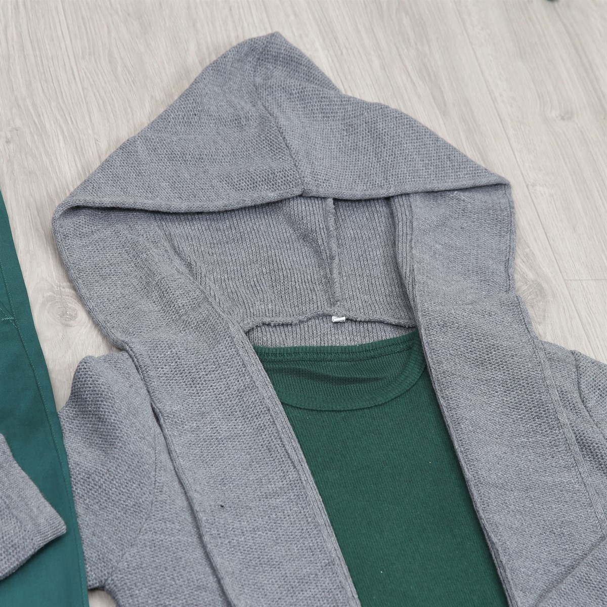 Yeşil Pantolon Yeşil Kazak Gri Hırka Kombini