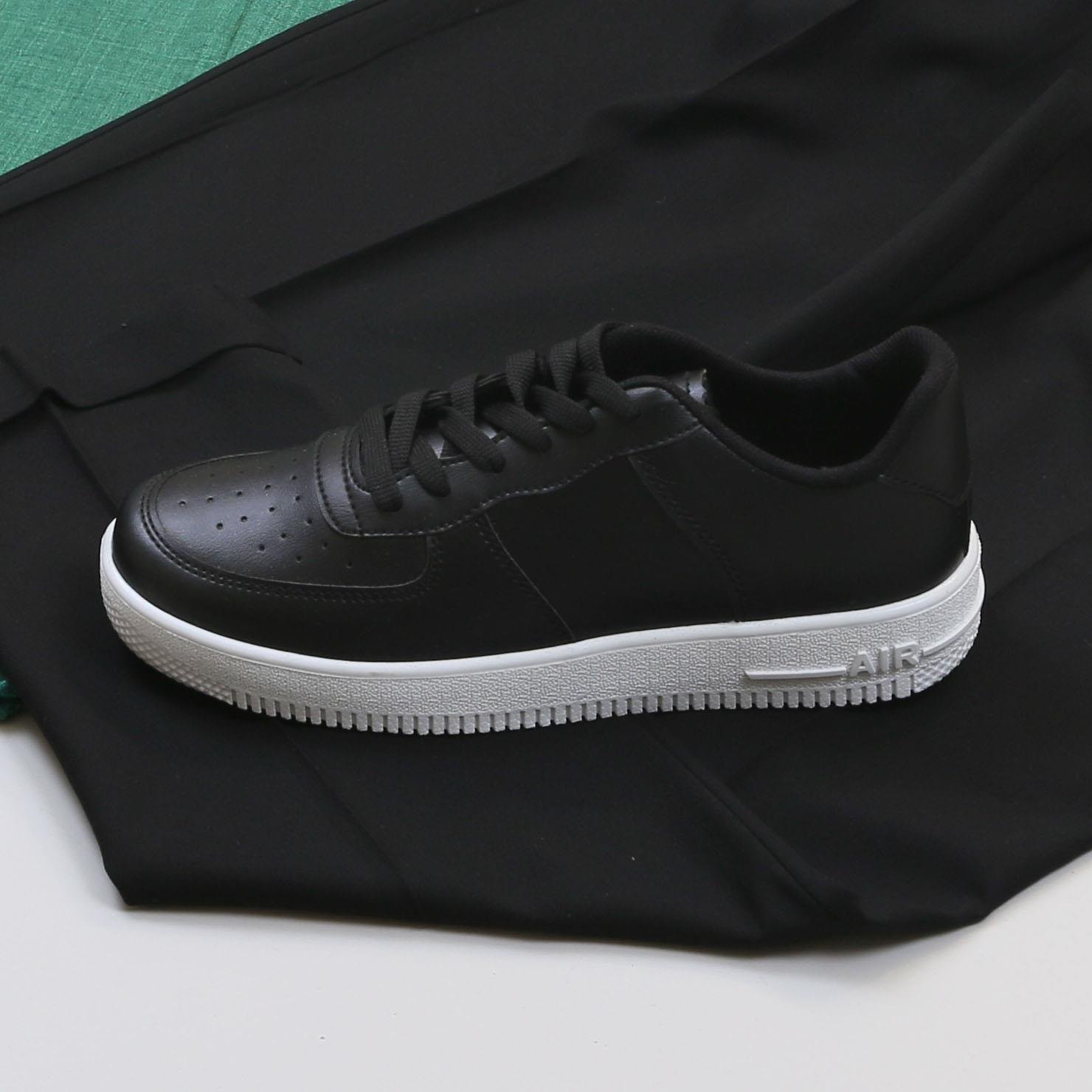 Yeşil Spor Gömlek Pileli Pantolon Ayakkabı Kombin