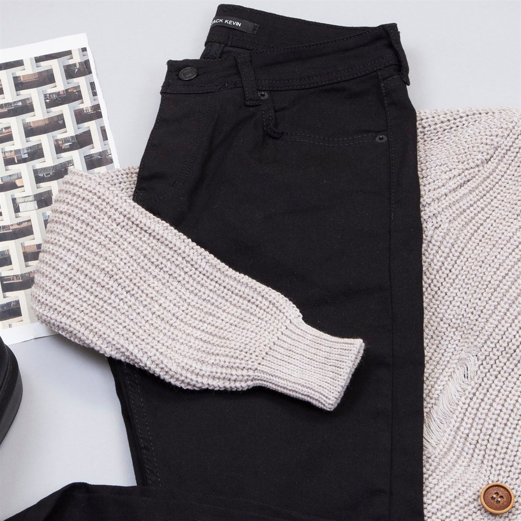 Yırtık Detaylı Bej Hırka Tişört Pantolon Ayakkabı Kombin