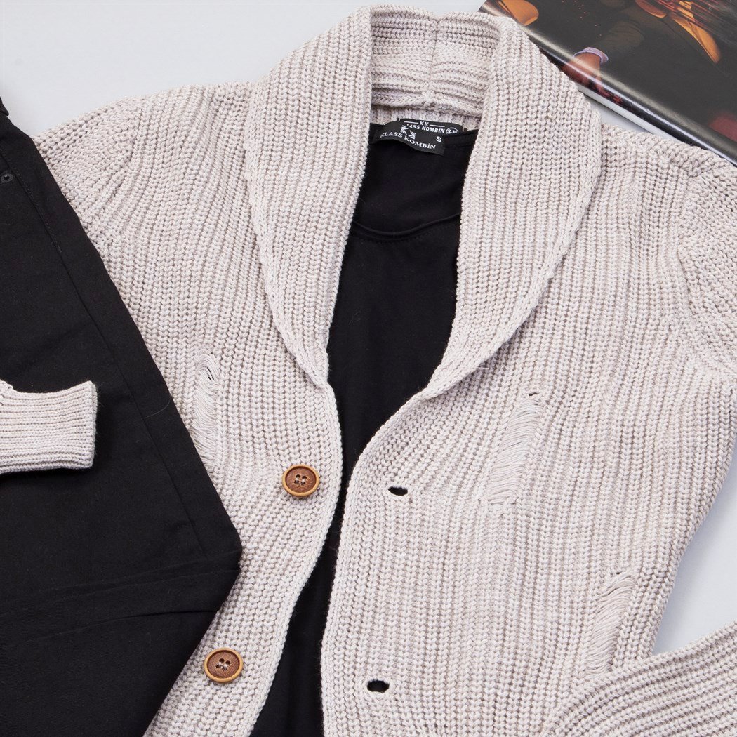 Yırtık Detaylı Bej Hırka Tişört Pantolon Ayakkabı Kombin