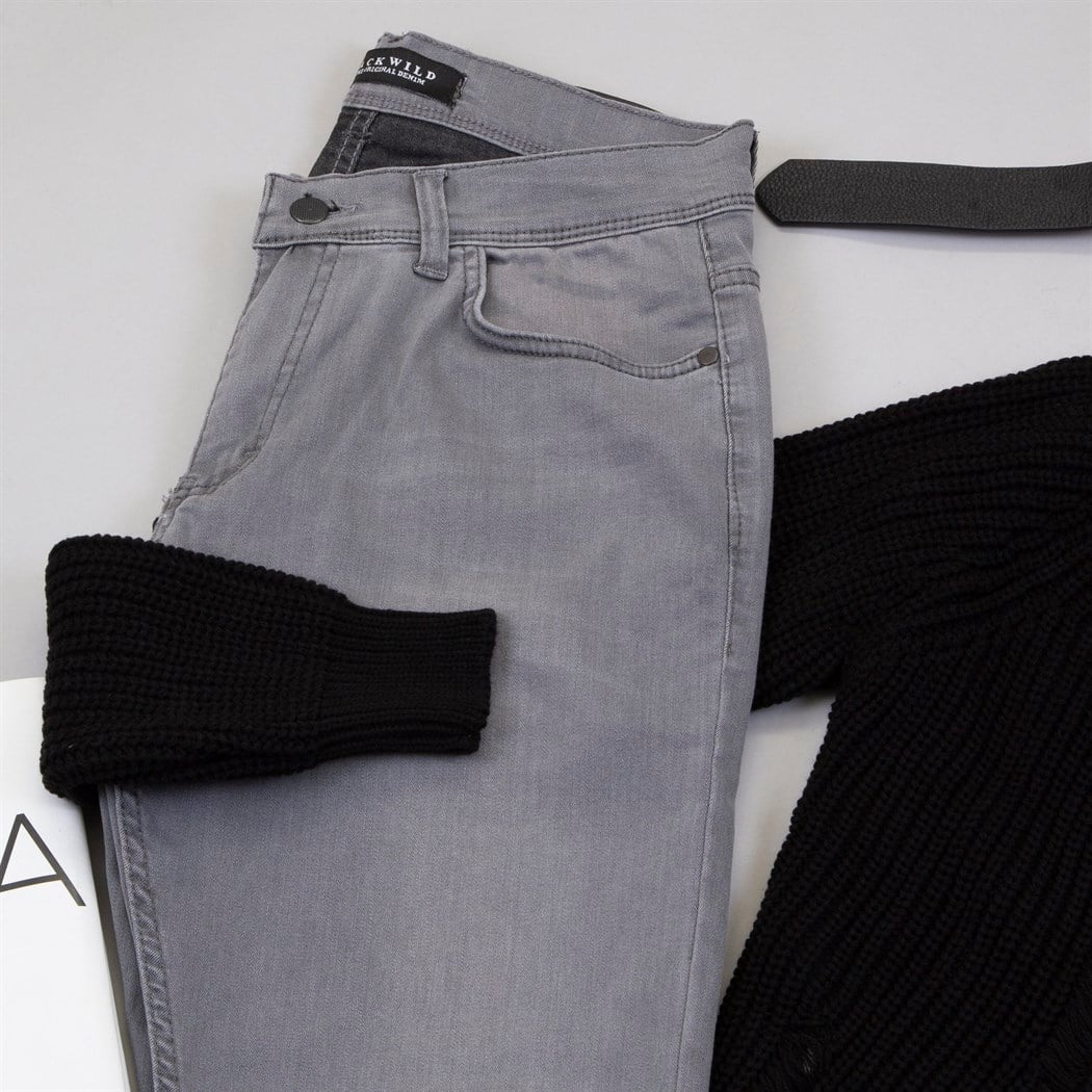 Yırtıklı Siyah Hırka Tişört Pantolon Ayakkabı Kombin