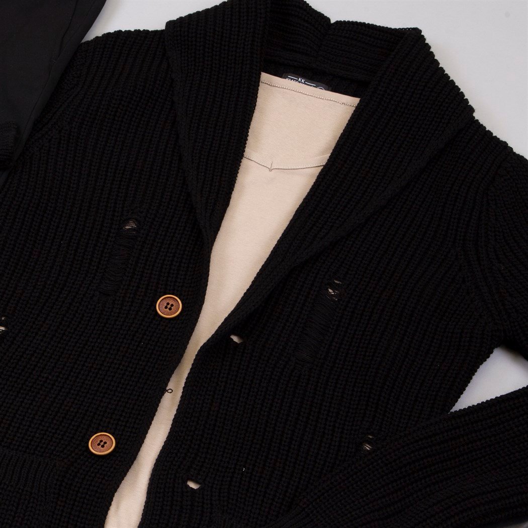 Yırtıklı Siyah Hırka Tişört Pantolon Kombin