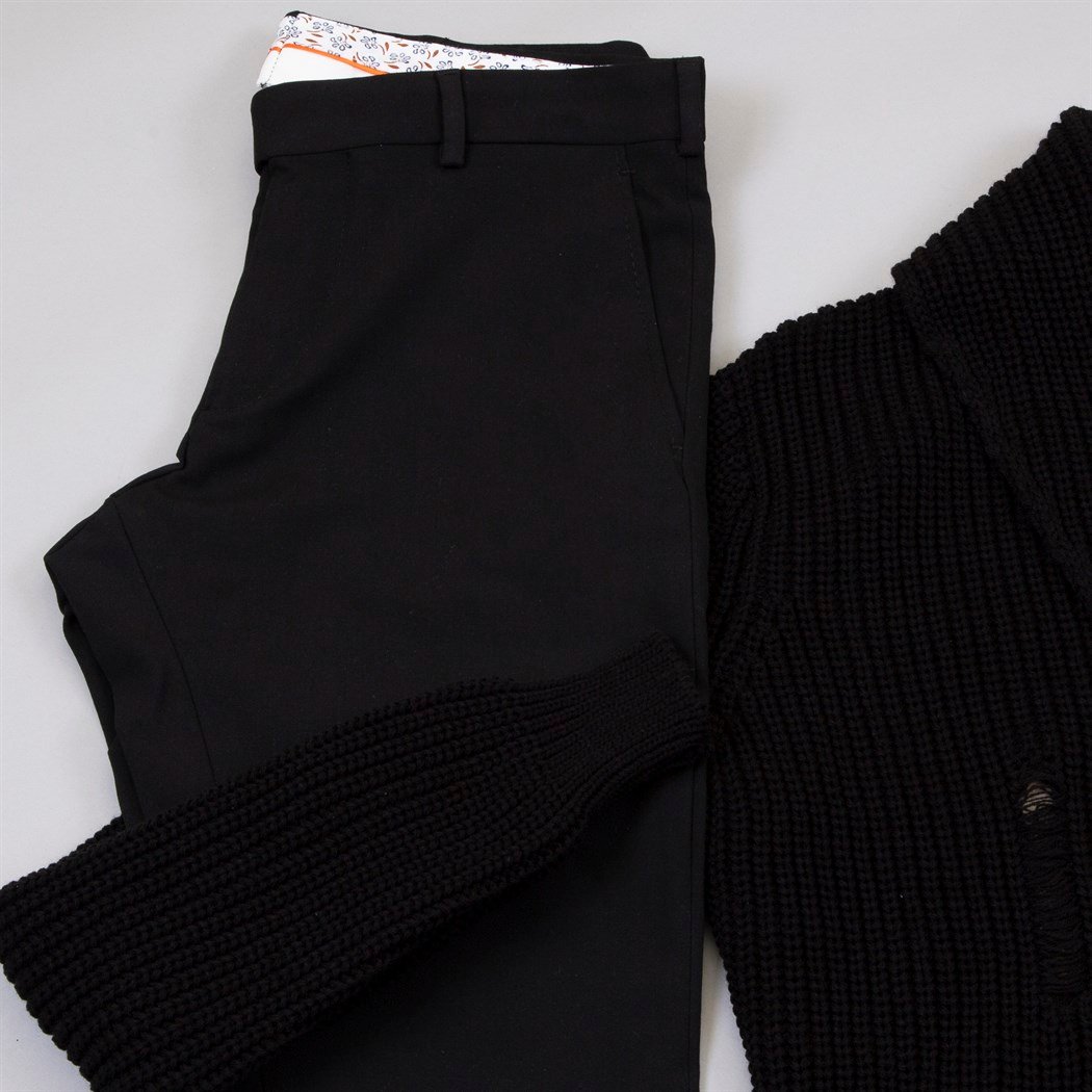 Yırtıklı Siyah Hırka Tişört Pantolon Kombin