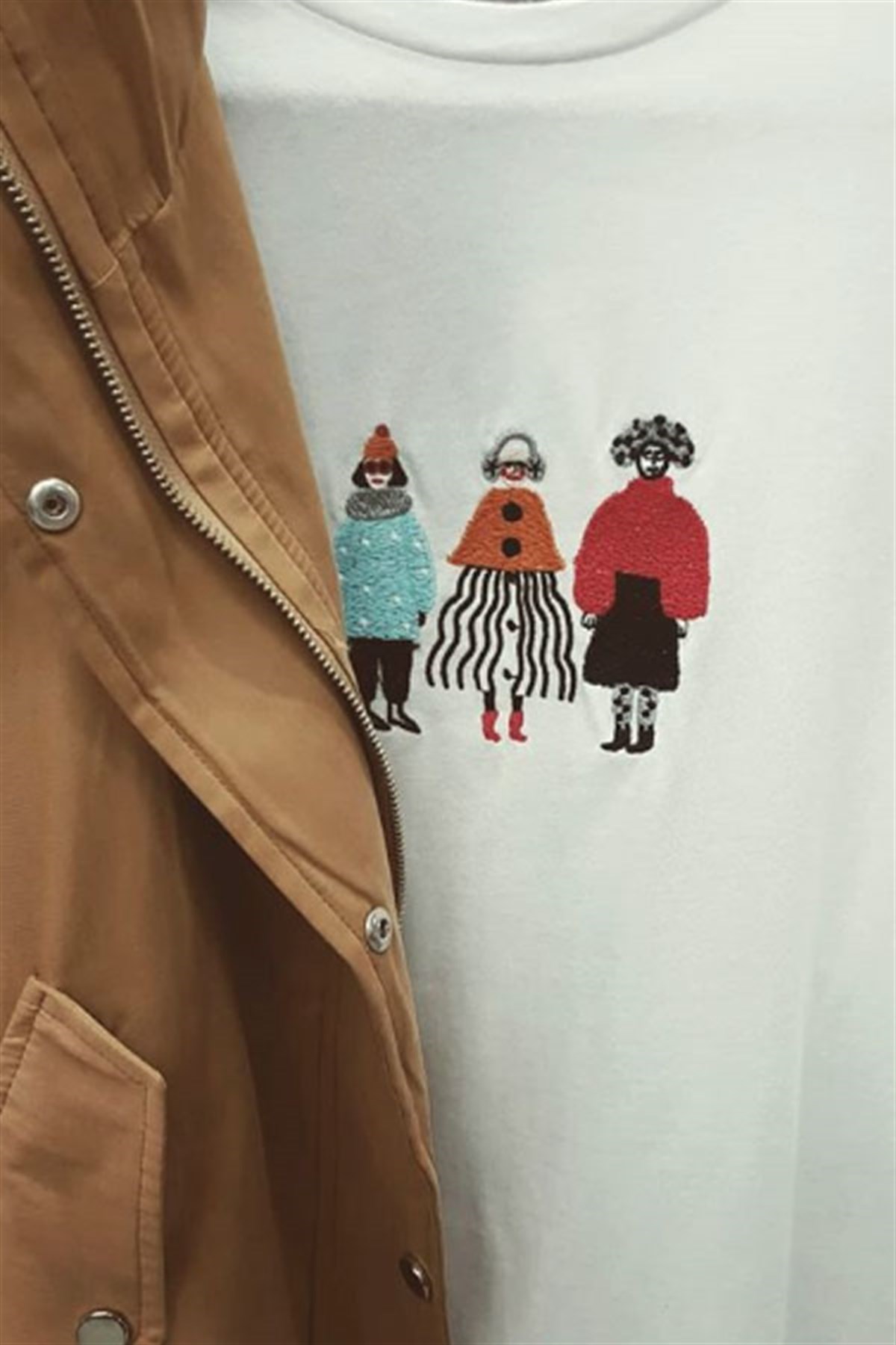 3 Kişi Nakışlı Yırtmaçlı Tunik Tshirt